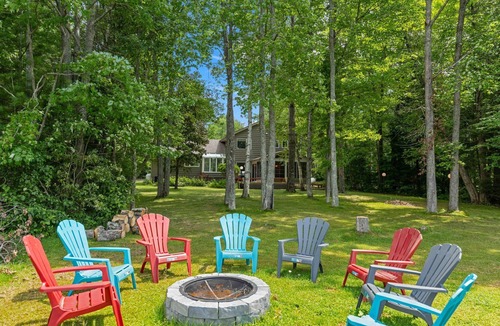 L'Amable House | Lakeside Gem: Large 5 Bed 3 Bath Haven in Bancroft!