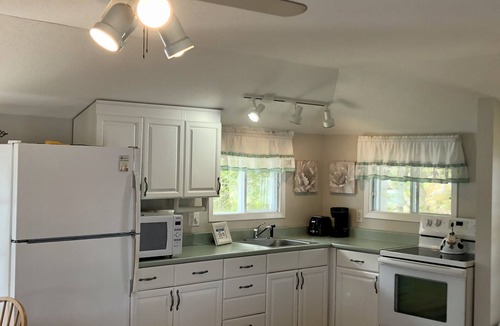 Leeds and the Thousand Islands Cottage | Lakeside Getaway - Charleston