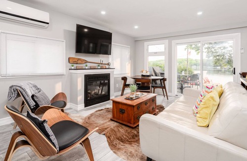 Brockton Cottage | Lakeside Haven With Firepit & Bbq: Waterfront Cottage for Unforgettable Retreat