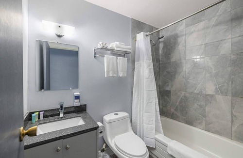 Cloyne Hotel | Lakeside Inn