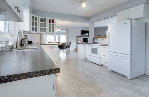 Selwyn House | Lakeside Living: *BBQ Fun, Boat Deck & Playground*
