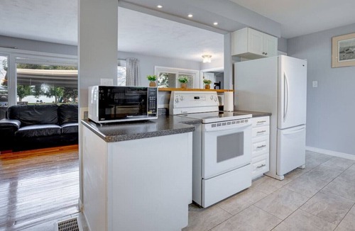 Selwyn House | Lakeside Living: *BBQ Fun, Boat Deck & Playground*