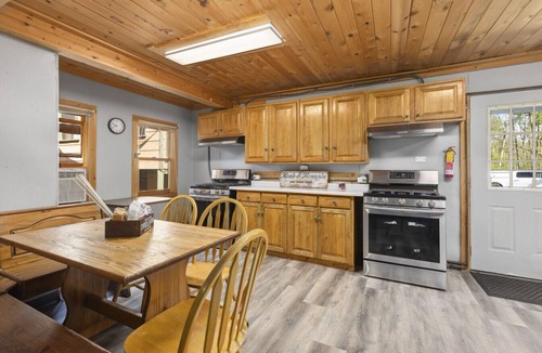 Emily Cabin | Lakeside Lodge, Sleeps 39! Sandy Beach, Volleyball Court, Game Room!