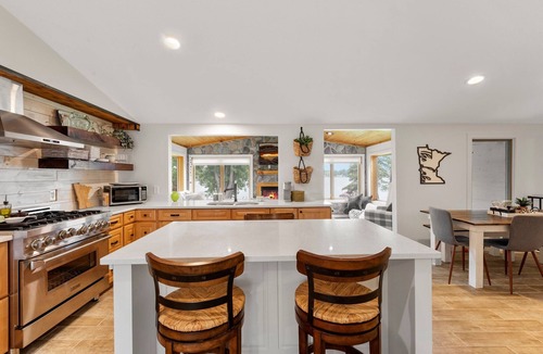 Zimmerman House | Lakeside Retreat- 7beds/4bd/2ba! Family and pet friendly!