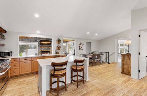 Zimmerman House | Lakeside Retreat- 7beds/4bd/2ba! Family and pet friendly!