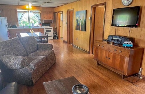 Port McNicoll Cabin | Lakeside Retreat: Steps to Beach
