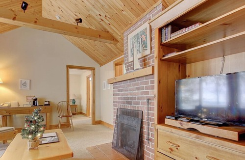 Georgina Ski Chalet | Lakeside Retreat cottage with ideal lakeView (divot)