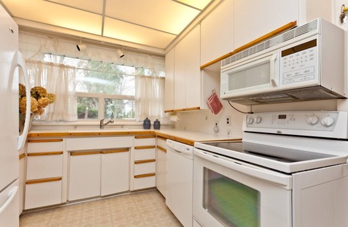 Brock Cottage | Lakeside Tranquility - City Amenities