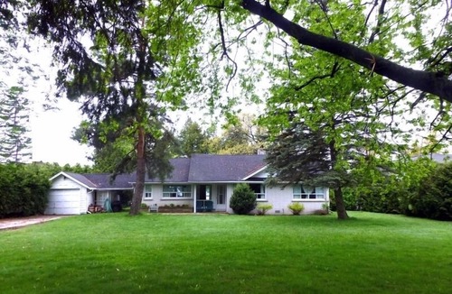 Brock Cottage | Lakeside Tranquility - City Amenities