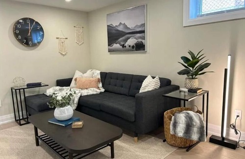 Lakeview Apartment | LakeView 2BR: Easy Access & Modern Comfort
