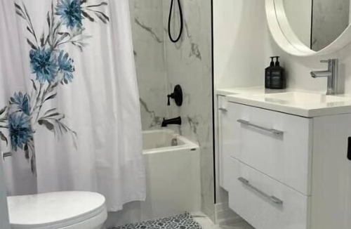 Lakeview Apartment | LakeView 2BR: Easy Access & Modern Comfort