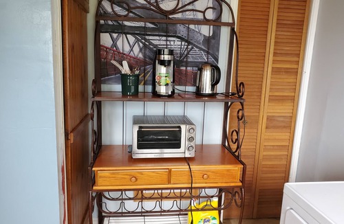 Lindsay House | Lakeview 2BR for 5 People with Sandy Beach Park for Fishing,/Swimming/Boating