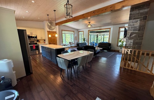 Omemee Cottage | Lakewood Haven is a charming 4-bedroom cottage nestled in by the waterfront.