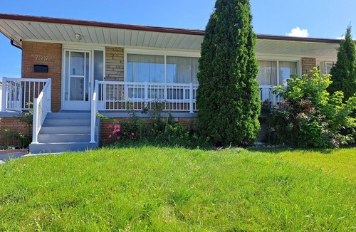 Malton House | Lala-land (5km/8min from Pearson airport; 250m to Westwood mall; 2.5km to GO)