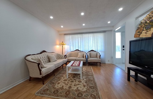 Malton House | Lala-land (5km/8min from Pearson airport; 250m to Westwood mall; 2.5km to GO)