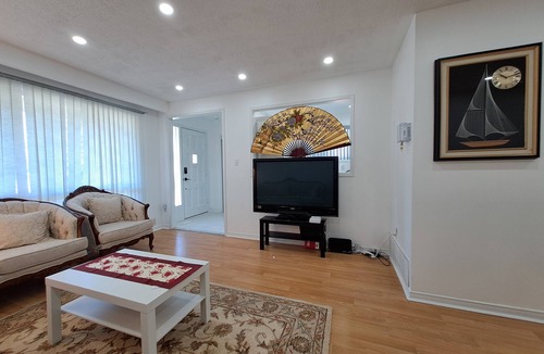 Malton House | Lala-Sea (5km/8min from Pearson airport; 250m to Westwood mall; 2.5km to GO)