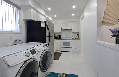 Malton House | Lala-Sea (5km/8min from Pearson airport; 250m to Westwood mall; 2.5km to GO)