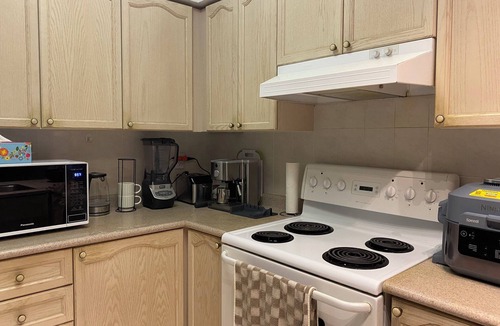North York Condo | Large 2+2+den, private terrace, gym, sauna, garage, walk to subway!
