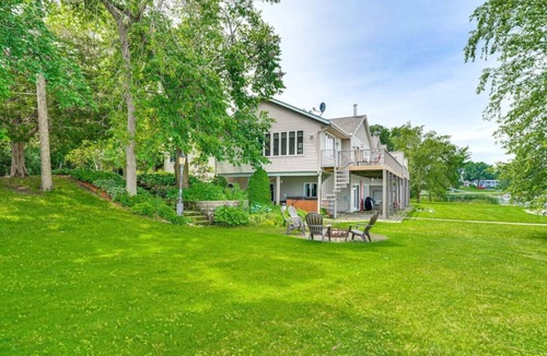 Howard Lake House | Large 2 bedroom on the water!