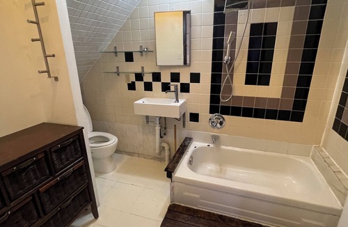 The Beaches House | Large 2bedroom Flat on the Water in the BeachesToronto-Sandy toes & full tummies