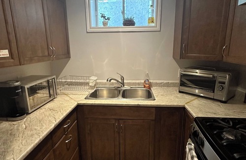 Kingston House | Large 5 bedroom Great for Families 2 Kitchens House Levels can be Separated