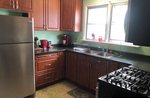 Kingston House | Large 5 bedroom Great for Families 2 Kitchens House Levels can be Separated