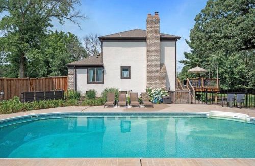 North Oaks House | Large 6-Bedroom w Pool - Private Chef