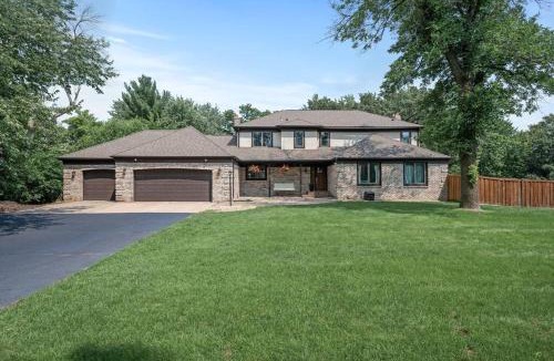 North Oaks House | Large 6-Bedroom w Pool - Private Chef