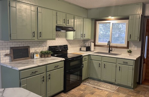New London House | LARGE Group Lake Home-Enjoy and relax year round