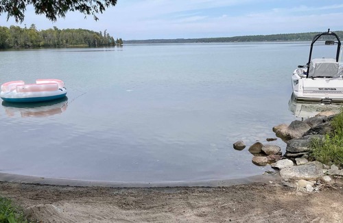 North Algona Wilberforce House | Large Home, Sunsets and Clear Shallow water await