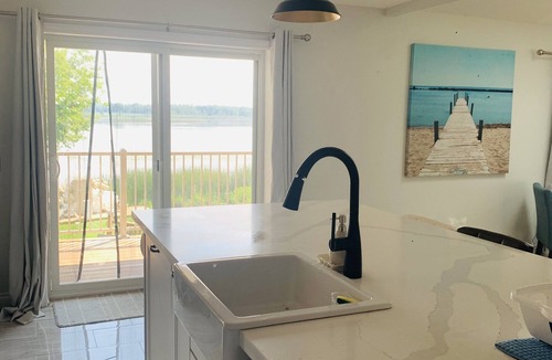 Valentia House | Large, Luxurious, and Spacious Year-Round Lakefront Cottage (4 Bedroom)
