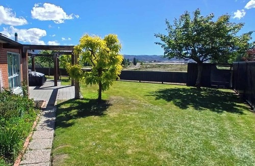 Alexandra House | Large Private Holiday Home - Alexandra Central - Close to River