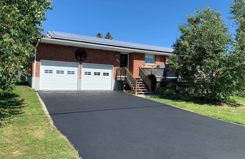 Cochrane House | L’Auberge -Spacious Home with 2 Bay Heated Garage