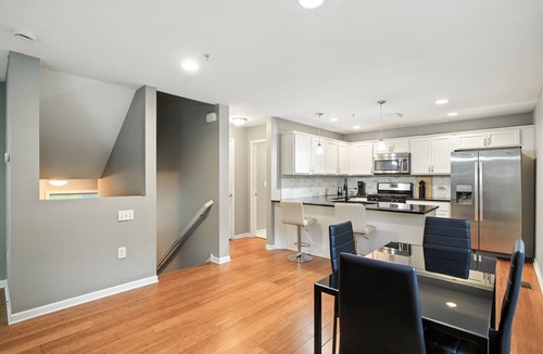 Lowry Hill East House | Lavish 3Bed 3Bath Condo in Uptown