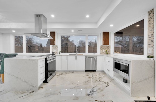 Riverside House | Lavish Mansion: Jacuzzi Suite, Elegant Interior
