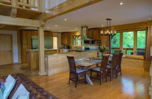 Cumberland Beach Cottage | Lazy Bear Log Home-Lake front