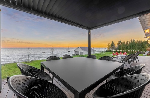 South Glengarry Ski Chalet | Le Castel ♥ Lake Front ☼ Fireplace & Kayaks