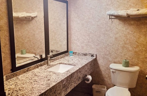 Windsor Hotel | Lexington Inn & Suites Windsor