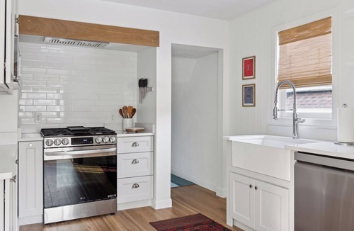 Linden Hills House | Linden Hills Edina. Remolded Home Near the Lakes. King Bed. Sleeps 10.