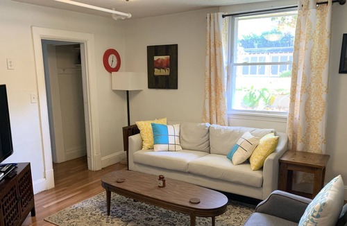 Linden Hills Apartment | Linden Hills Lake Apt - 2 blocks to Lake Harriet & Bde Maka Ska
