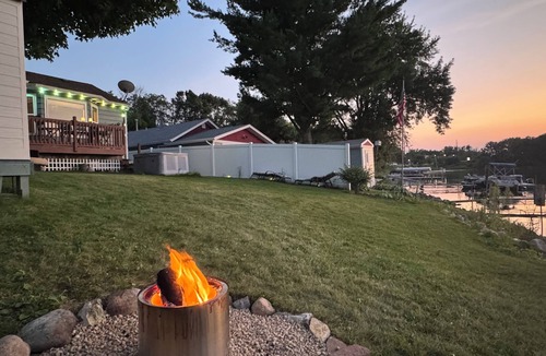 Lindstrom Cabin | Little Cabin on the Lake