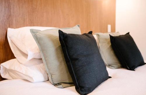 Christchurch House | 'Little Two' - Cosy Studio close to Airport