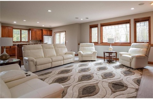 Andover House | LL private access unit w/lux beds, pool table, theater room, Xbox/wifi.