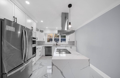 Vaughan House | Location! 7 Acre Kleinburg Estate. Minutes away from Hwy 427!