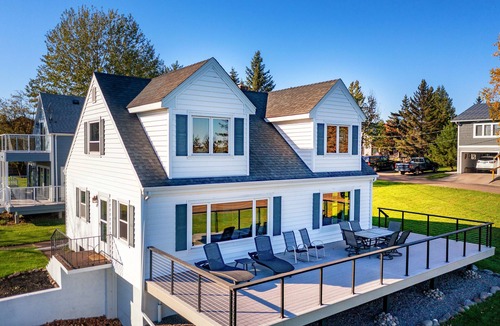 Two Harbors House | Location, location, location!