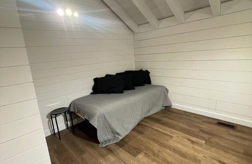 Greater Madawaska Cottage | Log Cabin - Enjoy Nature’s Playground, Dining, Adventure - Calabogie