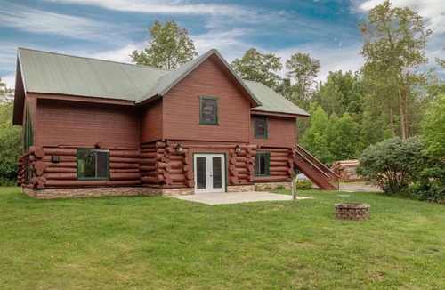 Brainerd House | Log home surrounded by woods near Upper South Long Lake