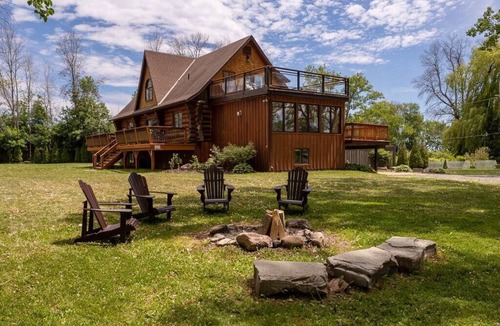 Toronto Entertainment District Cottage | Log House by the Lake, Retreat with Spa Amenities