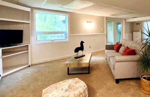 London House | London, Ontario Cozy Suite