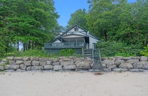 Port Colborne House | Lorraine Bay Private Waterfront Escapes Main House and Cottage Rentals